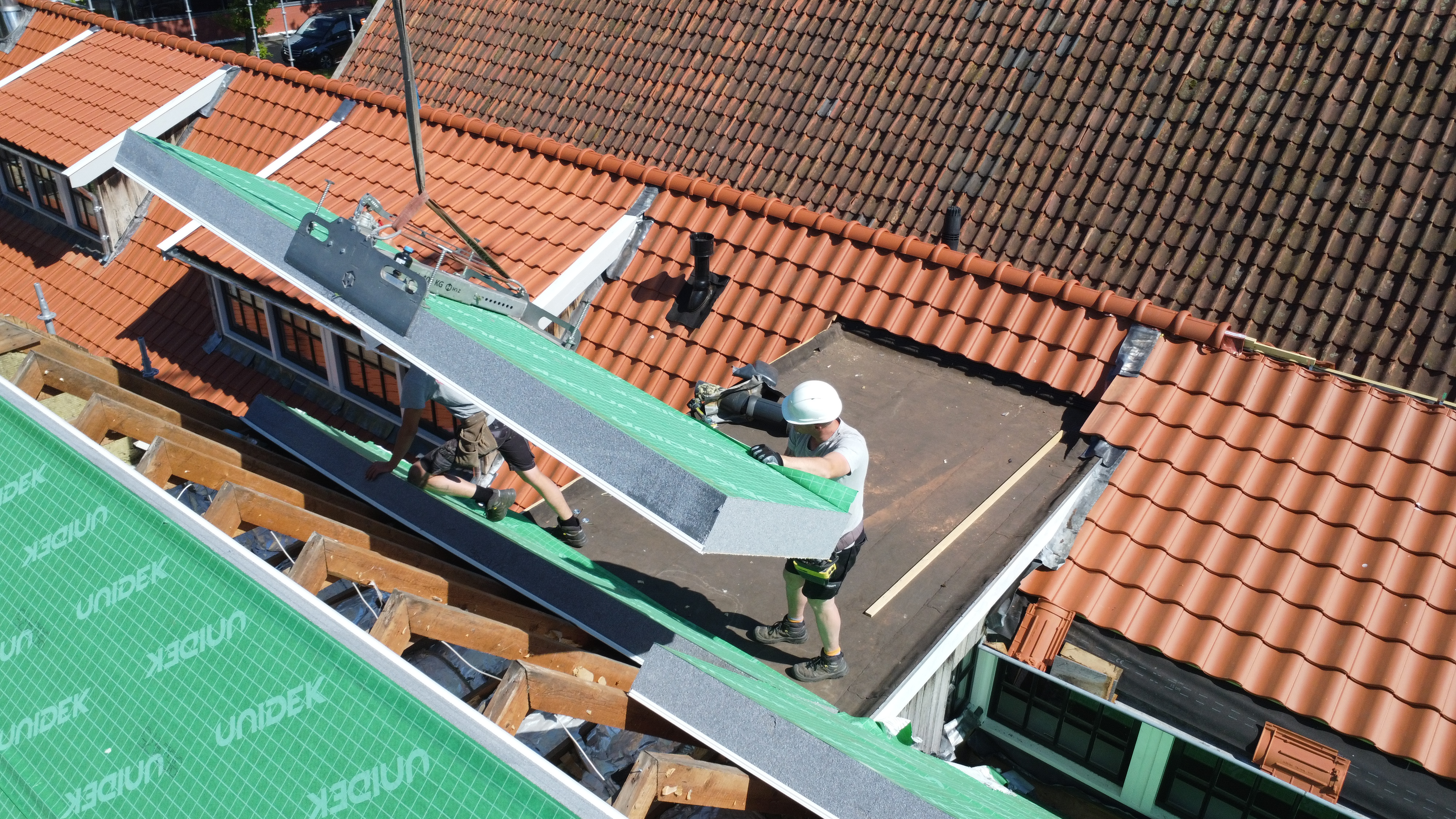 Restauratie en verduurzaming hellend dak en dakkapellen Weerselo fase 1 foto